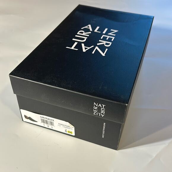 NIB Women's Naturalizer Carlyn Faux Leather Block Heel Booties 6 M - Picture 10 of 10